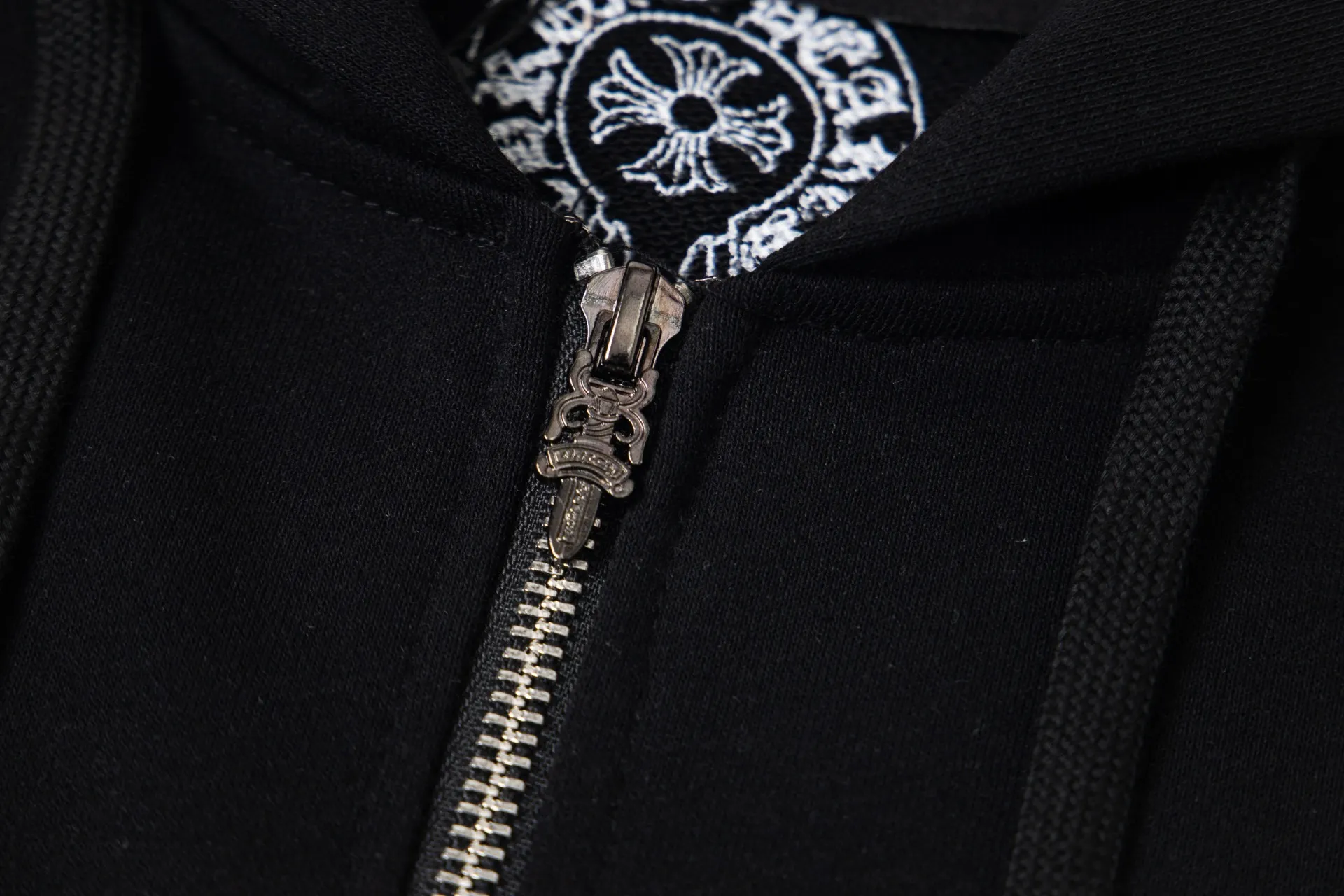 P290 model number: G503 Chrome Hearts DeadlyDoll co-branded new comic zipper long-sleeved hooded sweatshirt jacket 1️⃣ Purchased the original version, it is heavy enough and thick enough to feel heavy in the hand, the workmanship details are perfectly controlled, and the upper body effect is also very comfortable! 2️⃣ It is very youthful and energetic, and can be easily worn by both men and women. It is very in line with the fashion aesthetic concepts of today's young people, creating a casual and lazy fashion tone. It is a must-have for couples in autumn and winter! 3️⃣ Complete accessories, same style for men and women. Color: black, size: S, M, L, XL